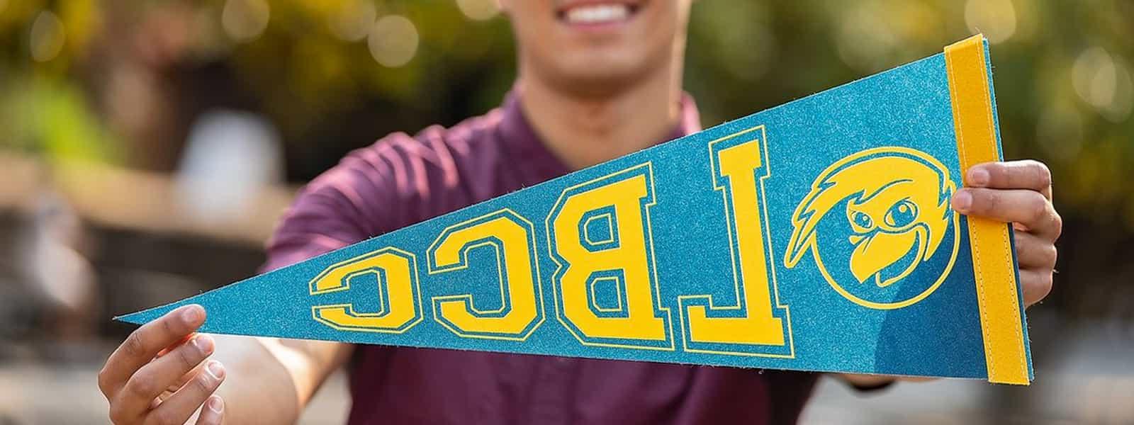 student holding 博天堂官方 banner